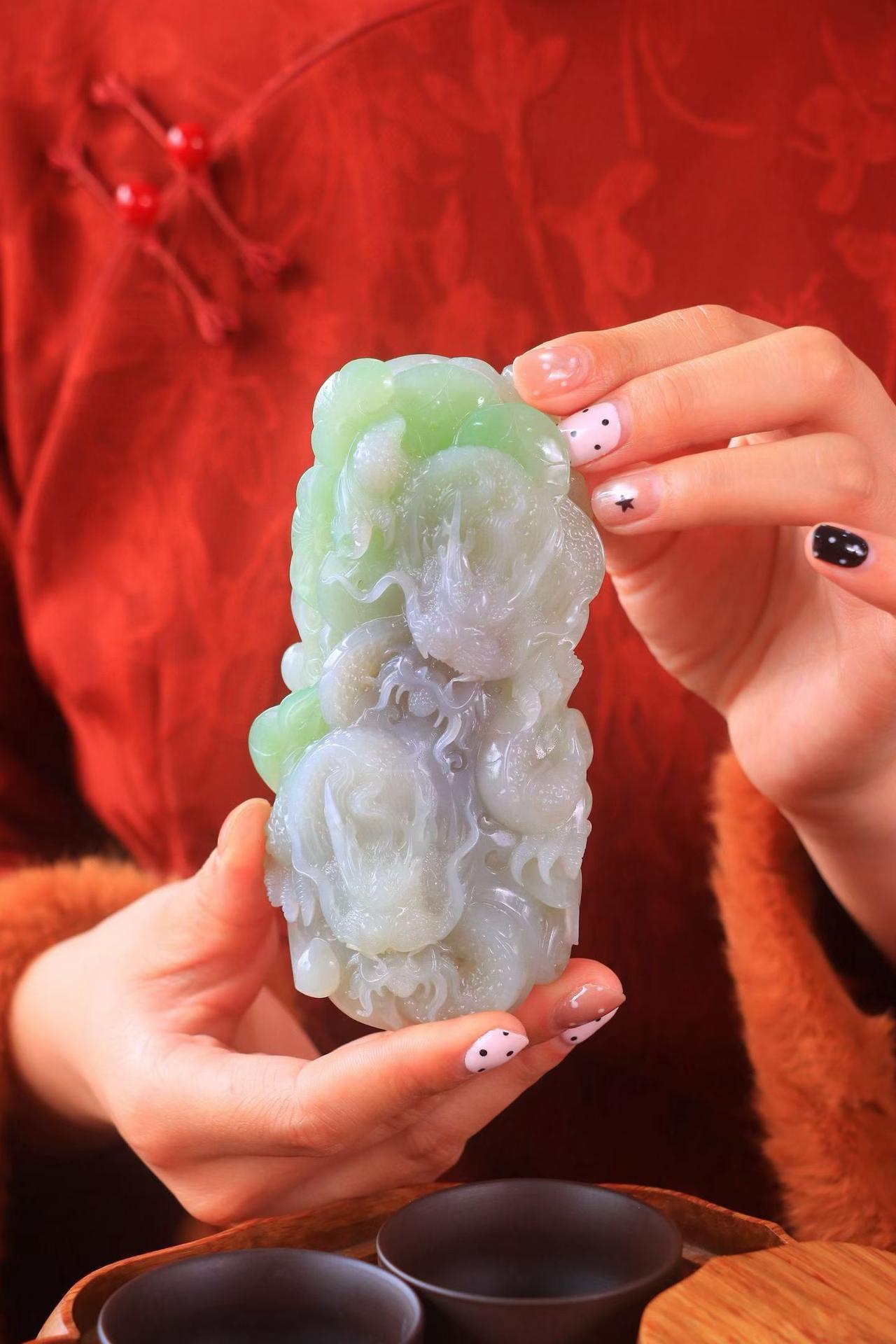 〈翠紫·双龙护主〉

和田玉翠紫老坑料，脂细若膏，温润细腻，纯手工一面精雕双龙，