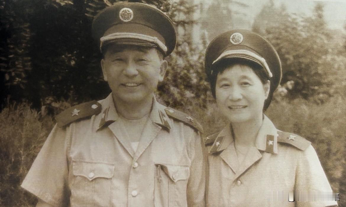 1988年7月，王诚汉和夫人黄丽文合影。王诚汉于1917年出生，湖北黄安（今红安