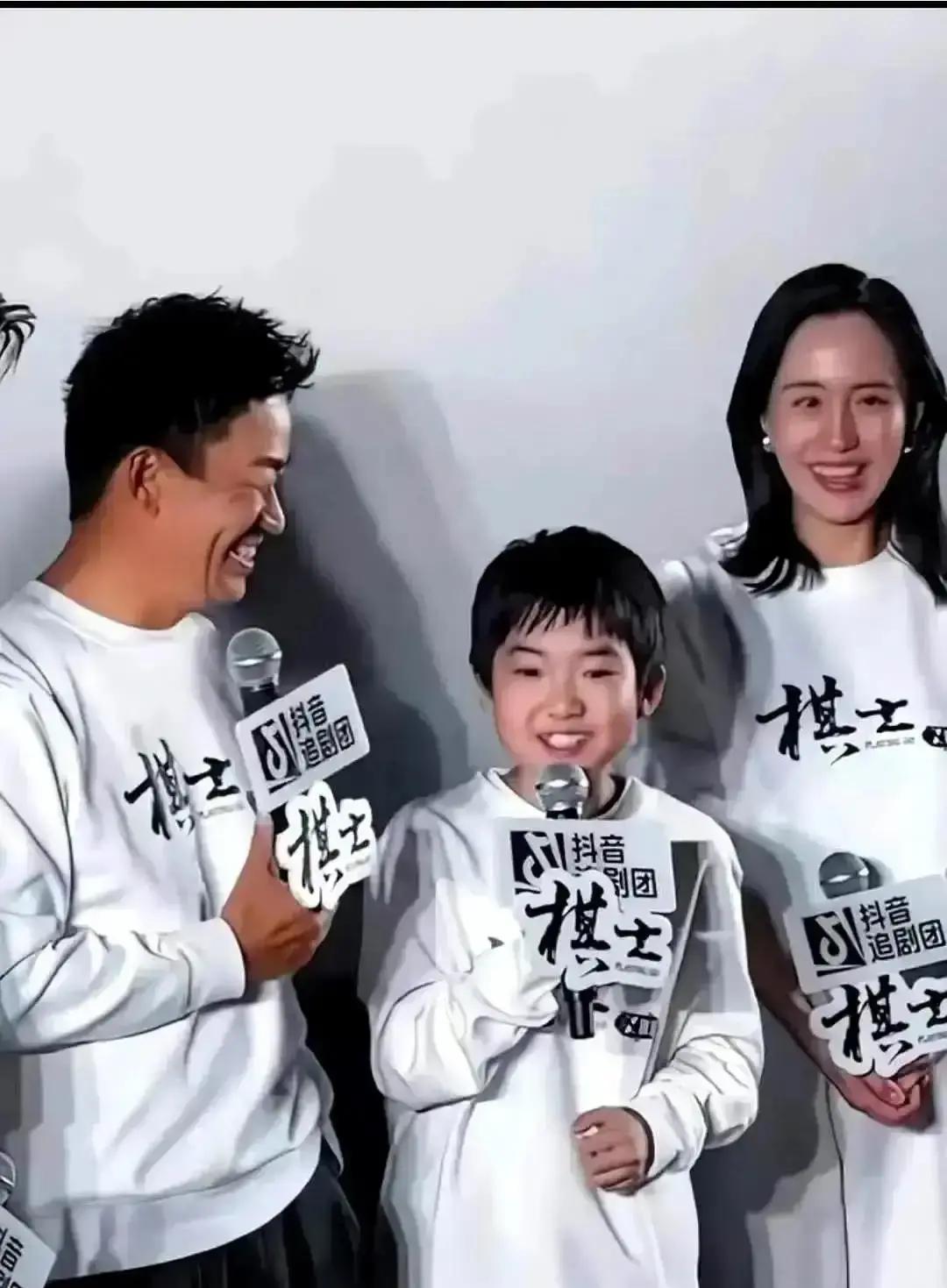 儿子被马蓉带走第6年，王宝强突然把抚养费翻倍
 
他去年悄悄在朝阳法院申请追加教