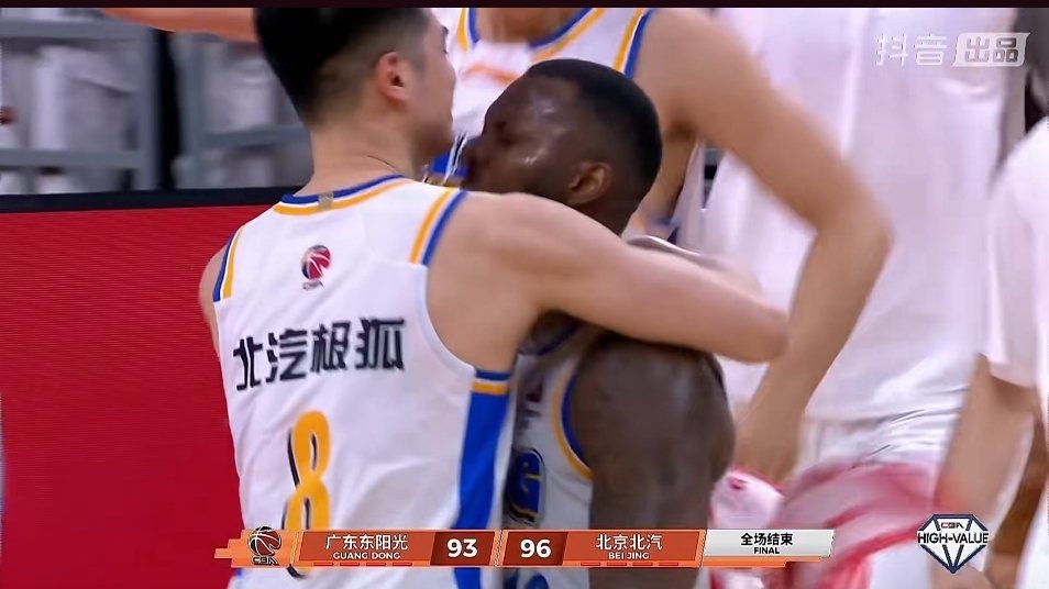 我以为杰曼要中投了！结果他直接后撤步要三分绝杀了广东！太牛逼了 