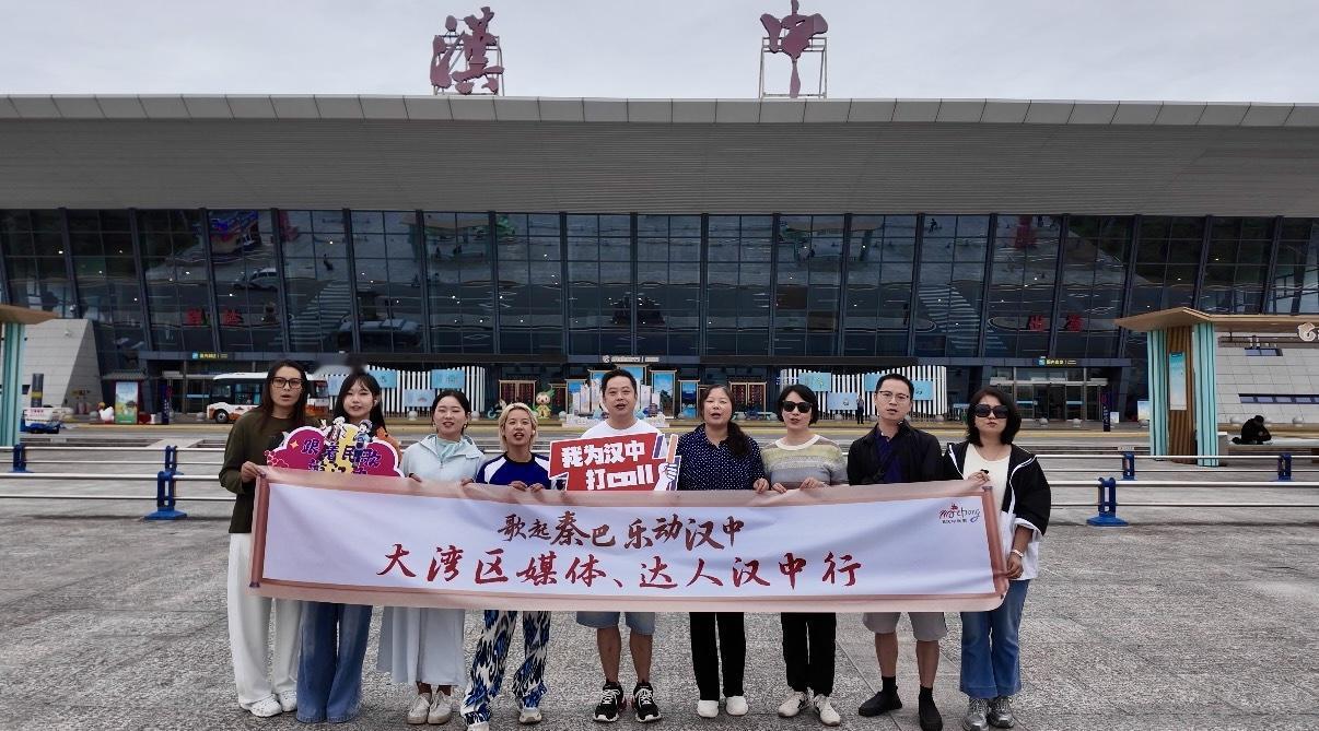 🪑一藤千变！看老手艺编织出新生活。
一根根朴素青藤，经过匠人的双手缠绕穿梭，