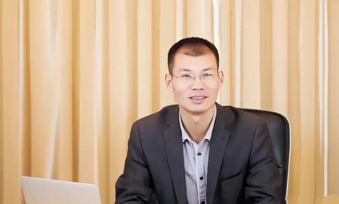 1999年，“蜜雪冰城”的创始人张红超去广告店做招牌，结果店员粗心，把“密”字写