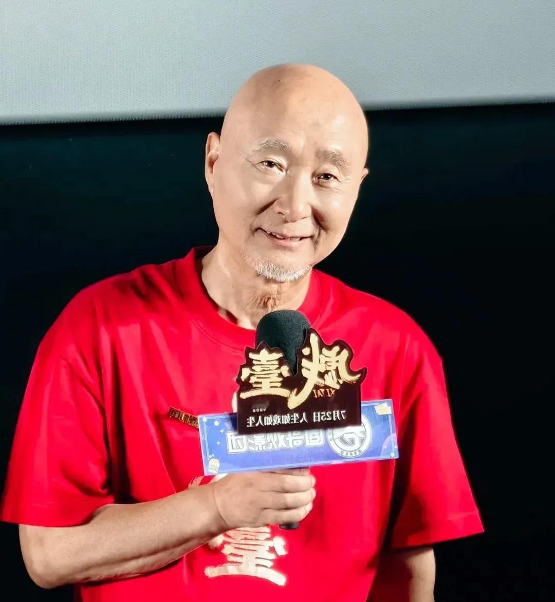 陈佩斯将话剧《戏台》改成电影，而且自导、自演，父子同上阵，还有邀请了黄渤、尹正、