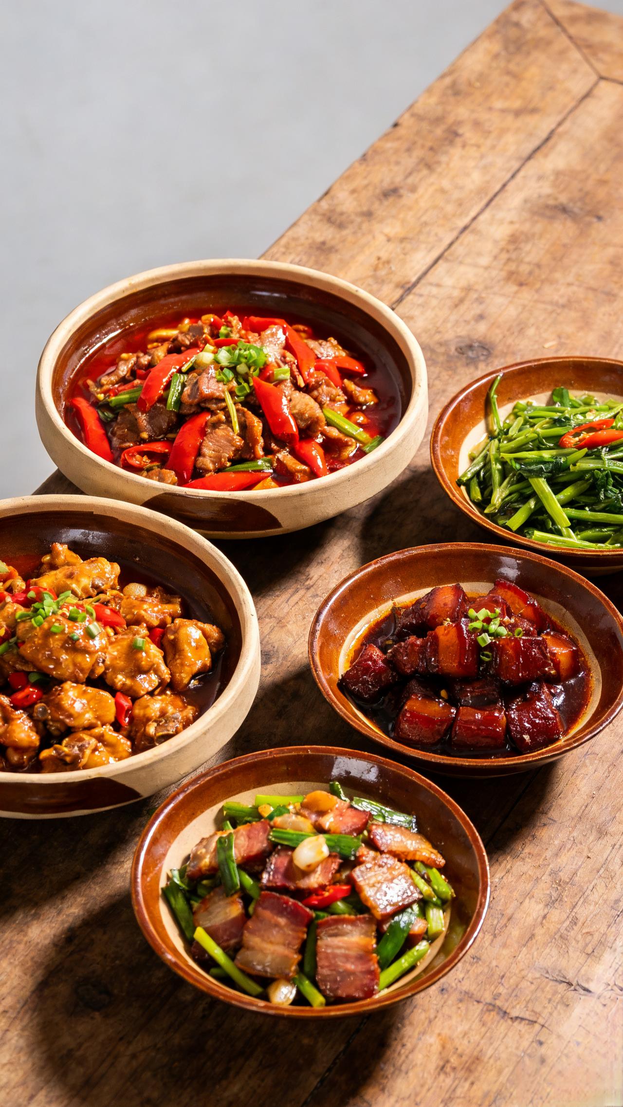 一位美食家说：
“怎么判断一家饭店的菜是不是预制菜？很简单，只要说一句‘不放盐’