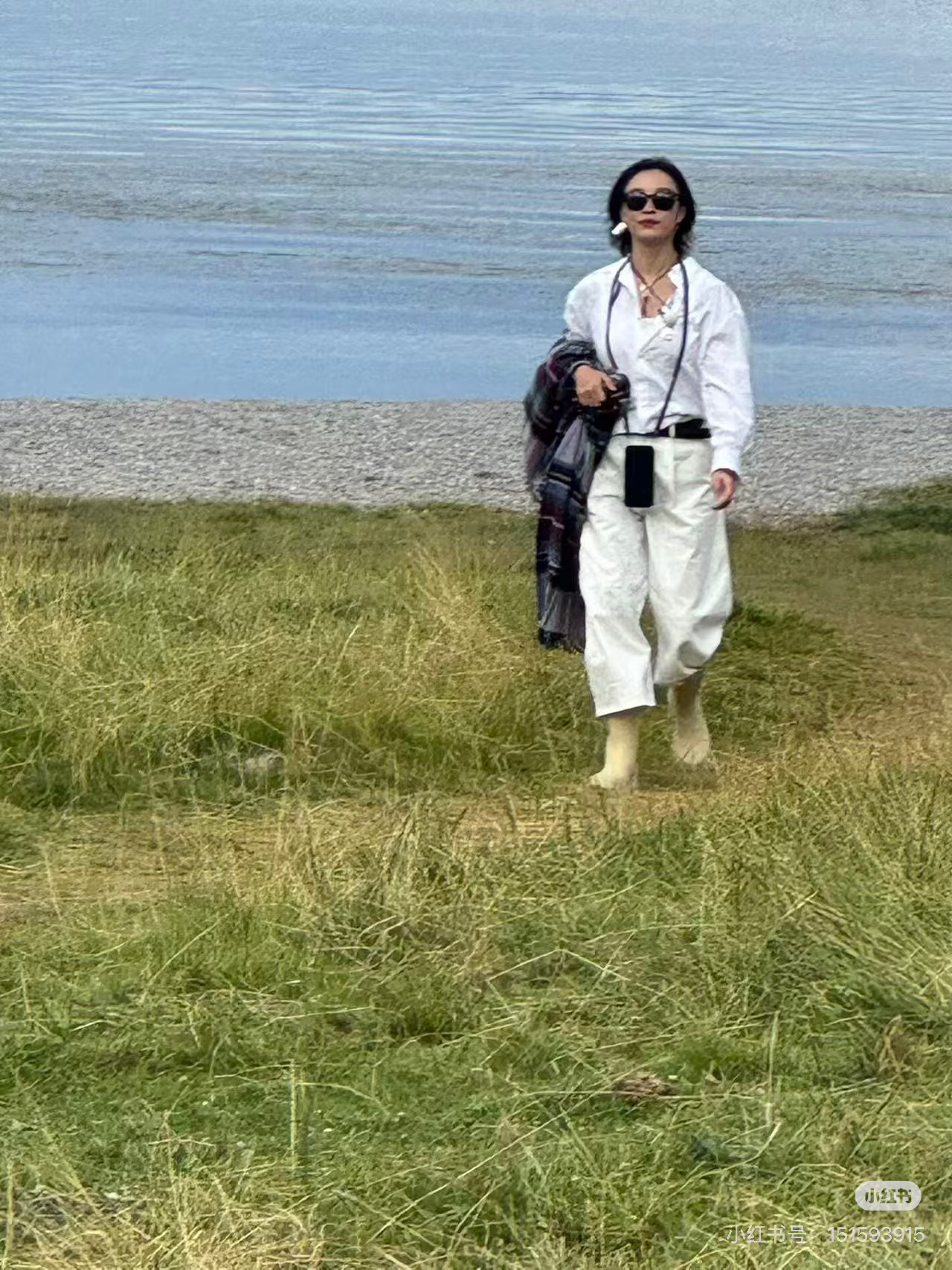 倪妮高叶一起放风筝倪妮高叶玩风筝上头了向野的我们驱车奔赴山野，迎风放线追逐风筝，