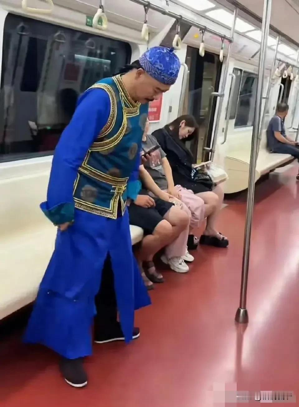 大清早就亡了！有些人却总是对其恋恋不舍，还穿得人模人样、招摇过市，这究竟是一种什