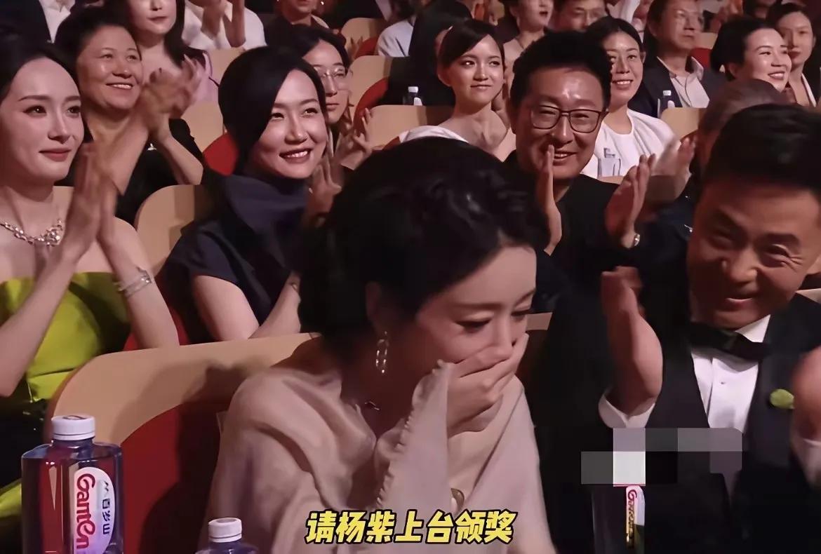 那个镜头扫过的瞬间，确实挺耐人寻味。杨紫上台领奖时，导播恰好切到台下几位提名者的