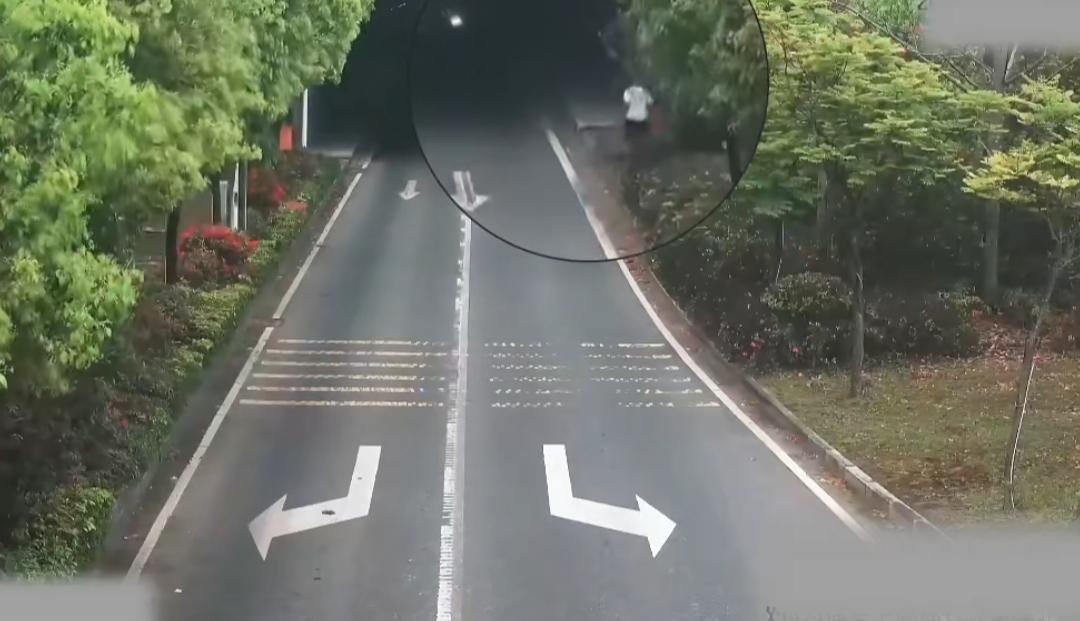 隧道迷途的守护：福安公安为孩子点亮回家路
 
车来车往的隧道里，一名孩子不慎误入