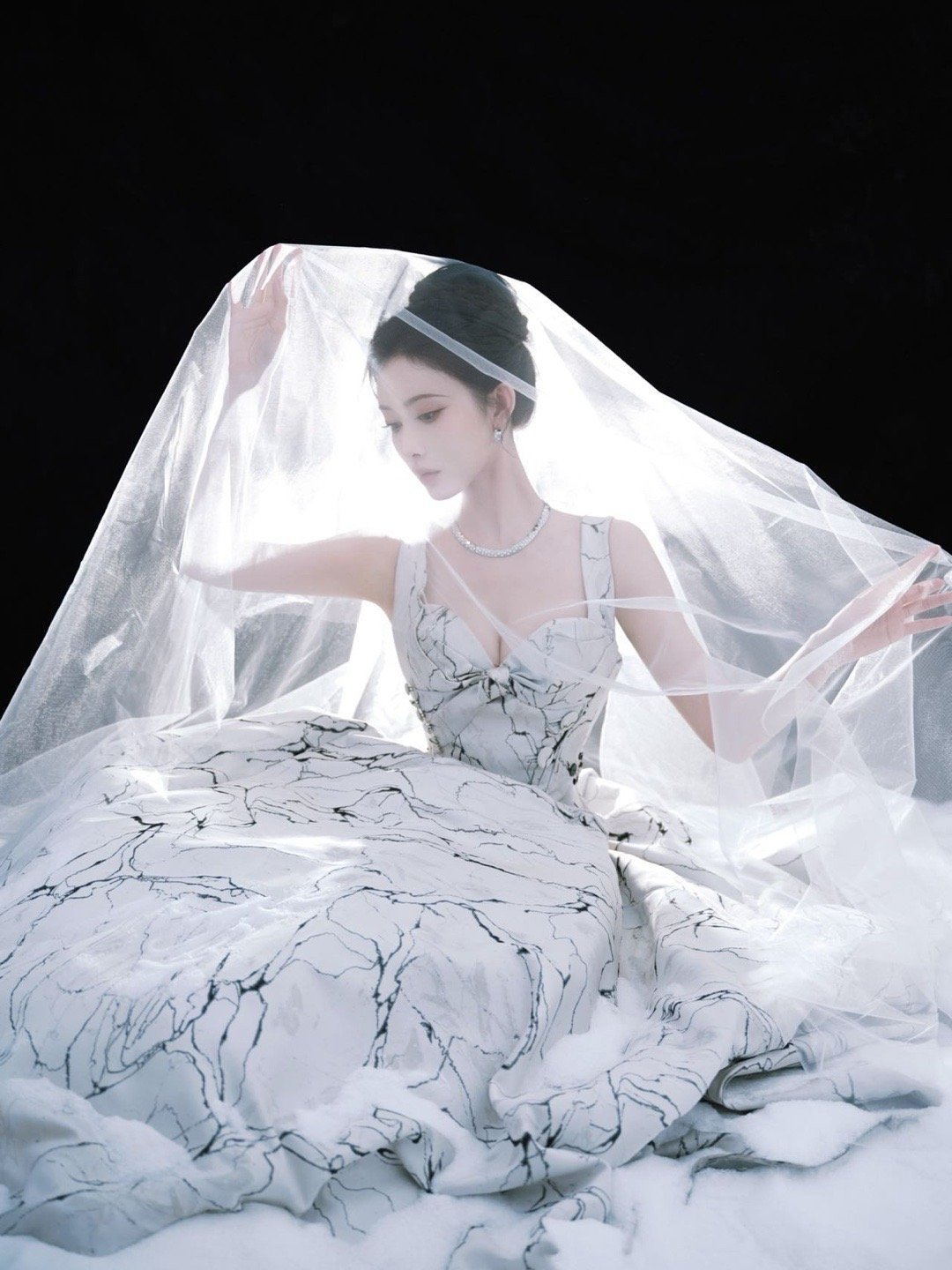 尖叫之夜孟子义出图孟子义冰纹碎裂裙 孟子义状态太好了！冰裂纹长裙衬得她肤白胜雪，