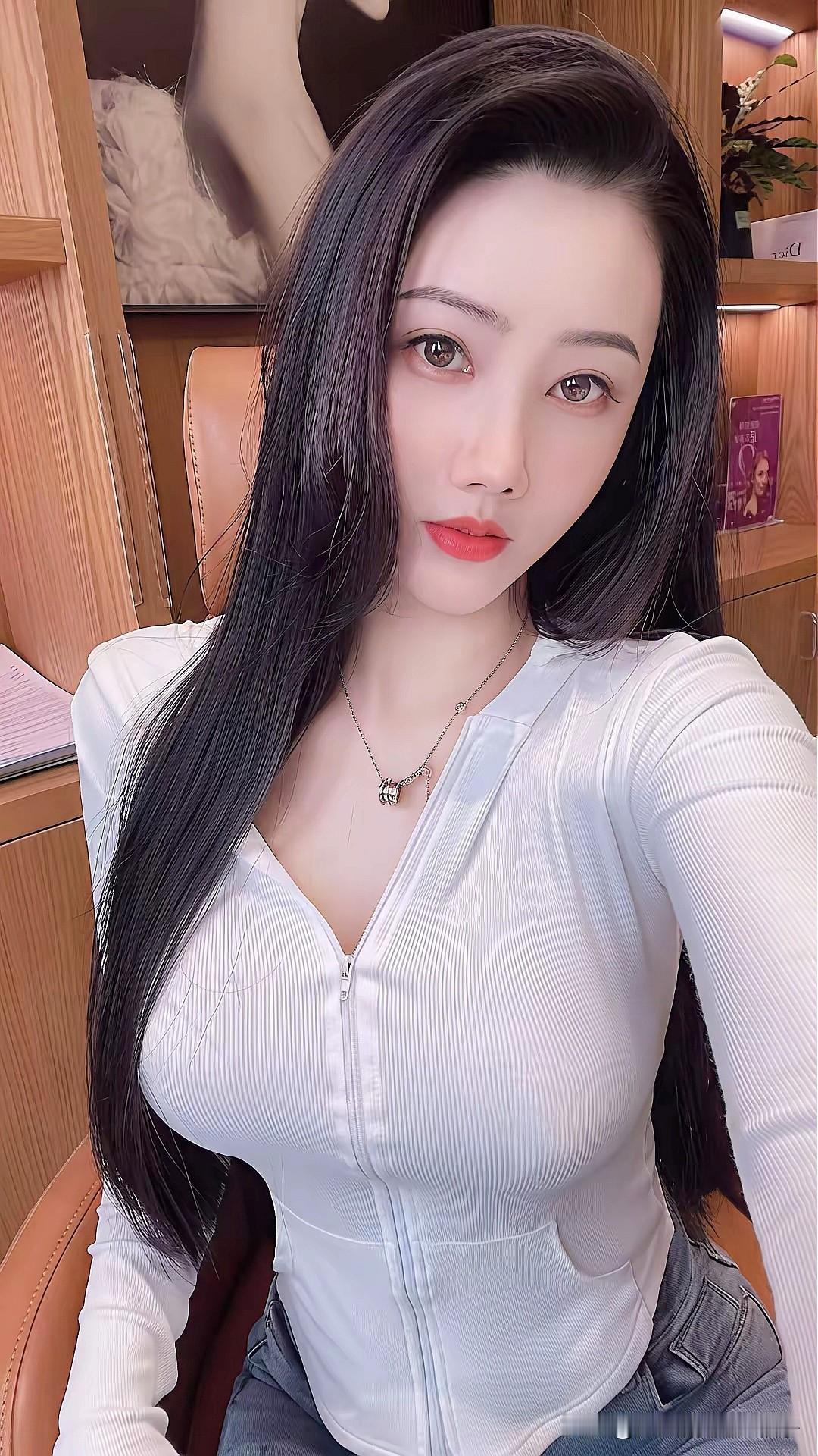 玉颜如花，笑靥如春。