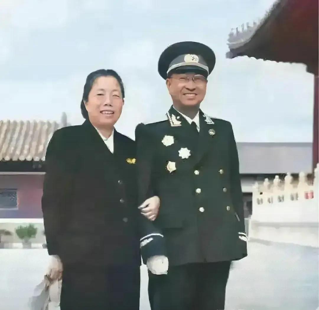 陈赓穿着崭新的大将军服，站在邓颖超大姐跟前，像受了表扬的学生！

这张老照片拍摄