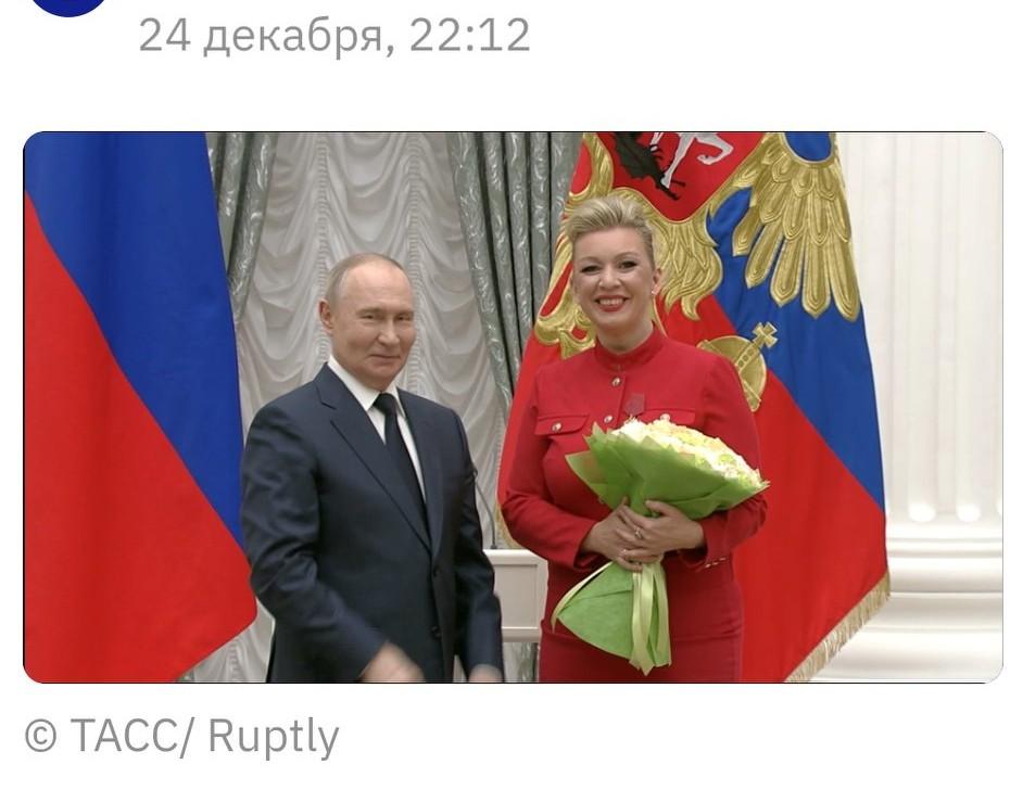 普京向宣传人士扎哈罗娃、米哈尔科夫🎬（Михалков）和索洛维耶夫📺（Со