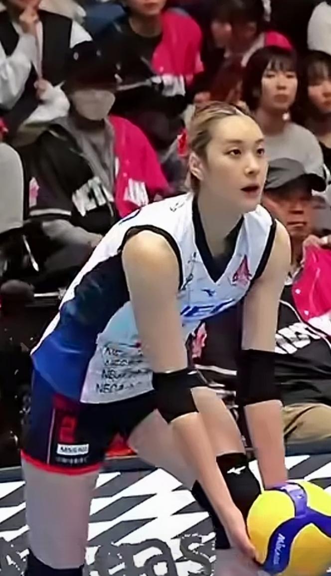 日本女排主攻的确漂亮，展现出来的气质与其他日本女排球员截然不同。