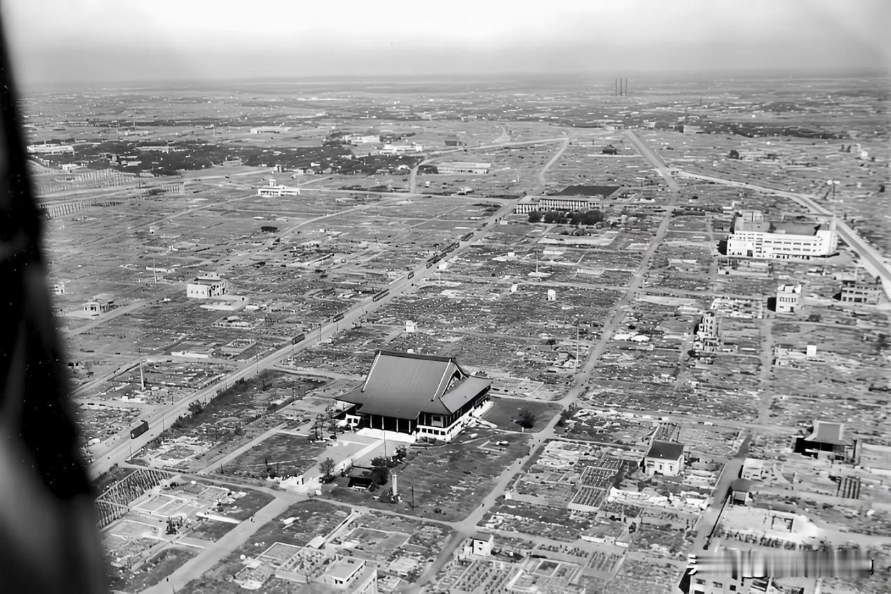 1945年李梅火烧东京，那场景堪称惨烈。从航拍看东京浅草区，一片废墟中浅草寺竟奇