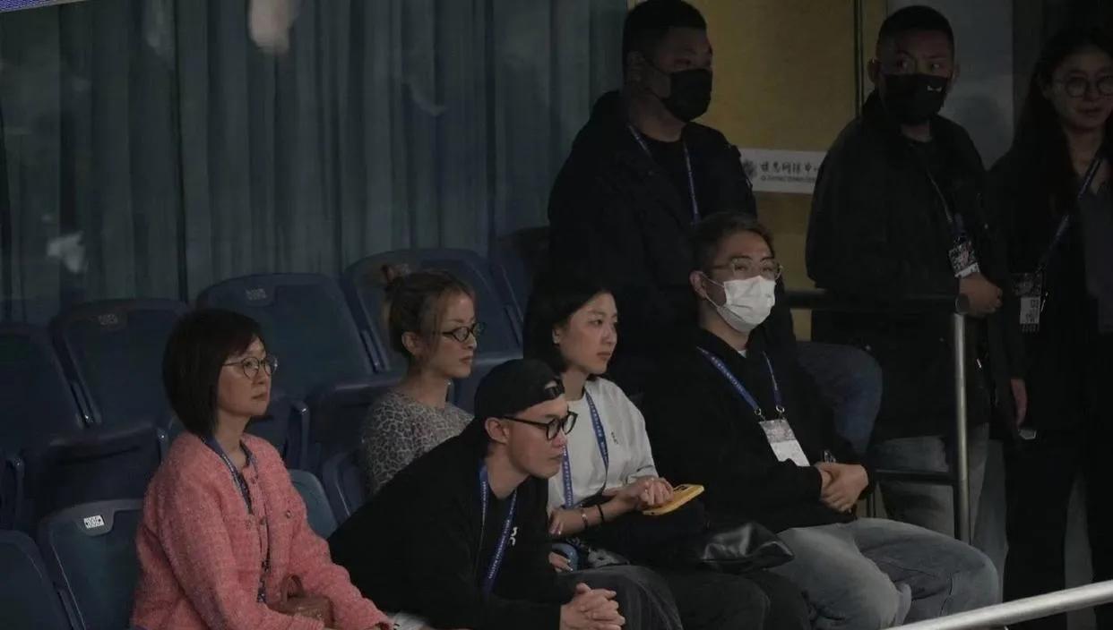 陈奕迅带着老婆看网球比赛，徐濠萦的眼镜好像一副泳镜呀！加上这个豹纹上衣，看起来像