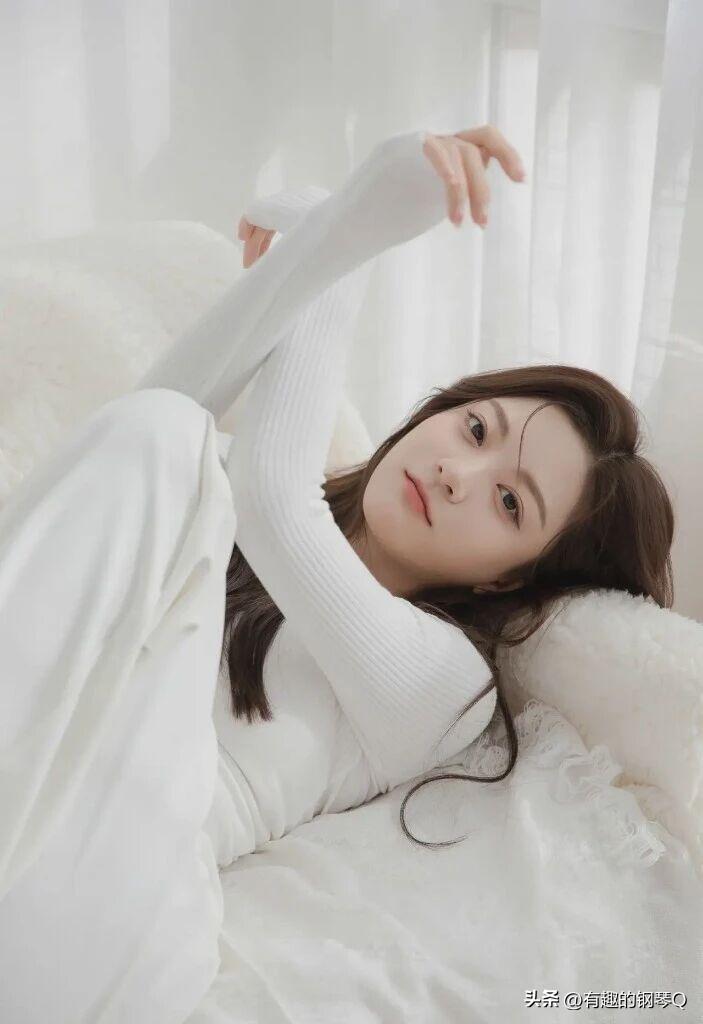 慵懒午后，柔软时光，享受生活的每一刻。
温柔感女性 人间纯欲美女