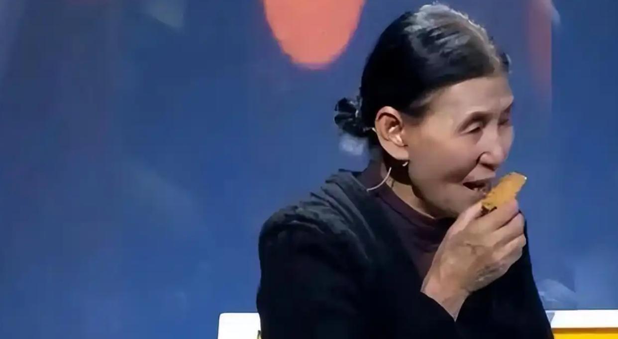 1994年， 太原 一女婴因手臂残疾被抛弃，58岁拾荒妇人见其可怜，把她捡回家用