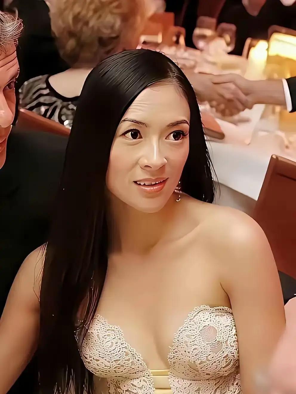 章子怡、巩俐、关牧村被传同框穿得太露，网友吵翻天。

我翻了半天，压根没找到现场