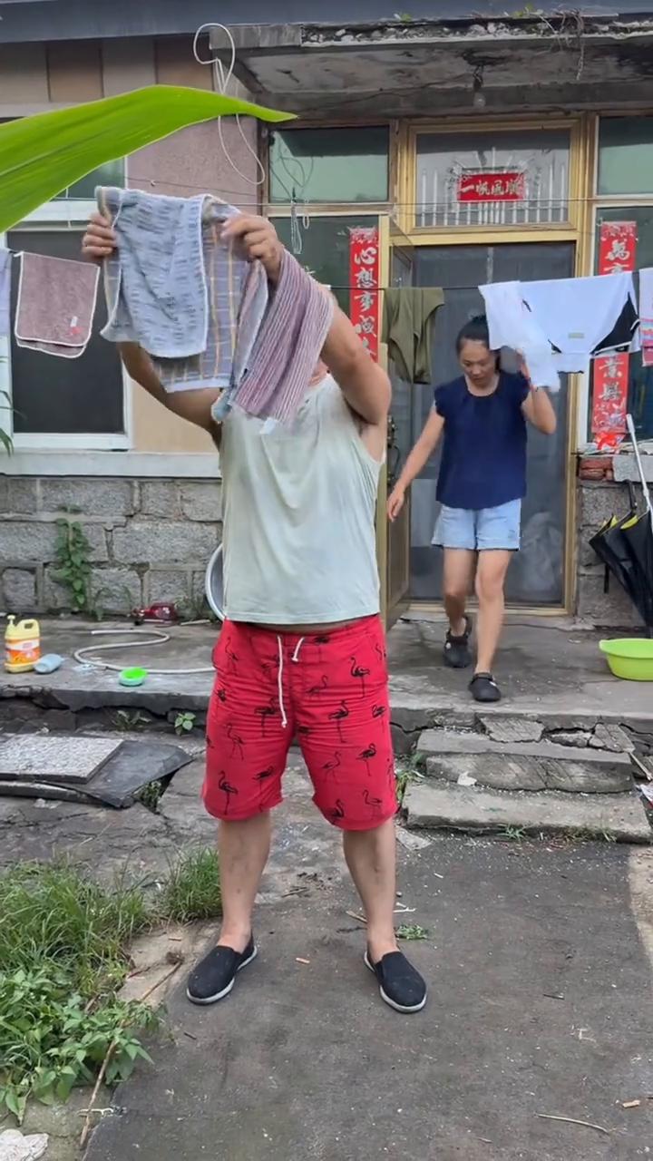 我出去溜达了，一天到晚溜达，今天敢出这院试试。