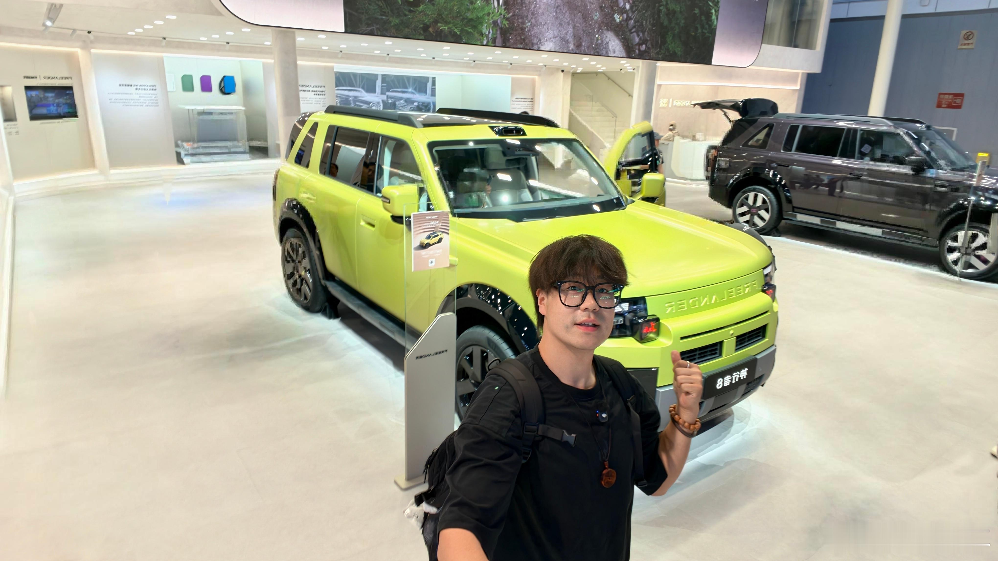 神行者8价格之前线下静态拍过实车，先说主观感受：整车气场是有的，城堡式比例往那一