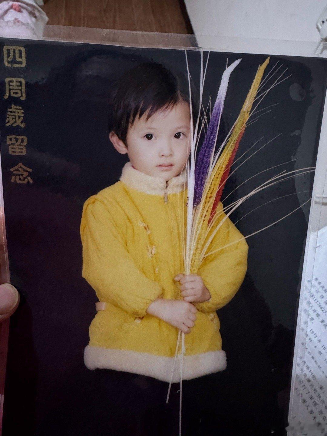 翻到一张没看过的小时候照片 是我爸带我去剪头发给我整成男士头了啊啊啊啊啊啊 哭了