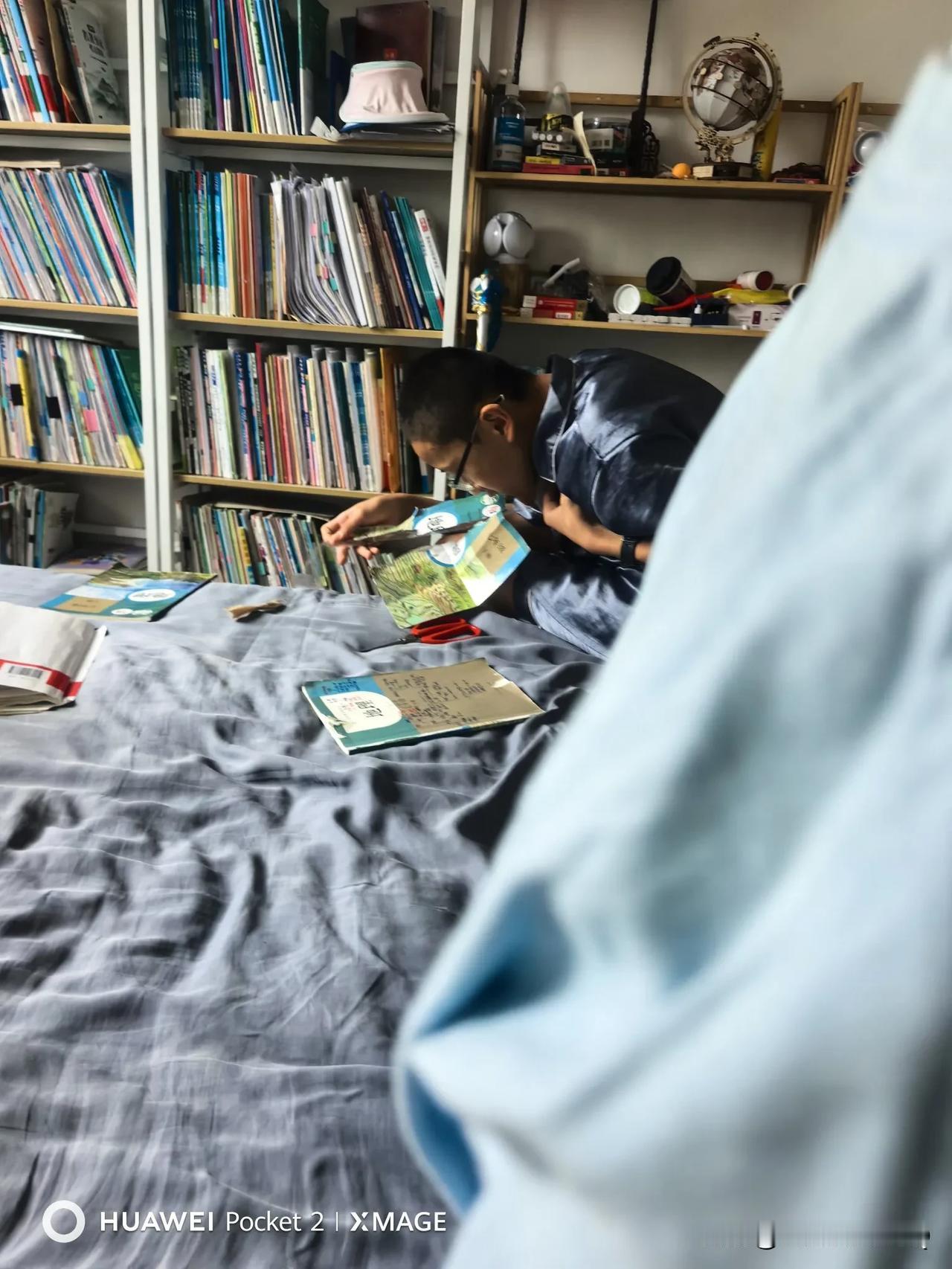 地生体初二结业了，认真的把地生体的课本归类放起来，有一本地理书书皮撕坏了，还认真
