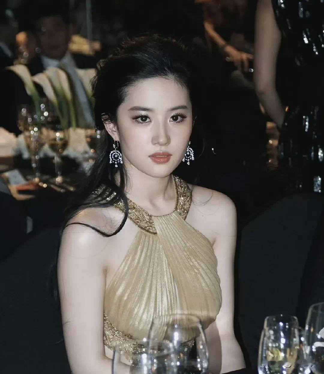 在我审美里刘亦菲的长相也确实是没有那么神，因为她又不是那种很大气很有人格魅力的女