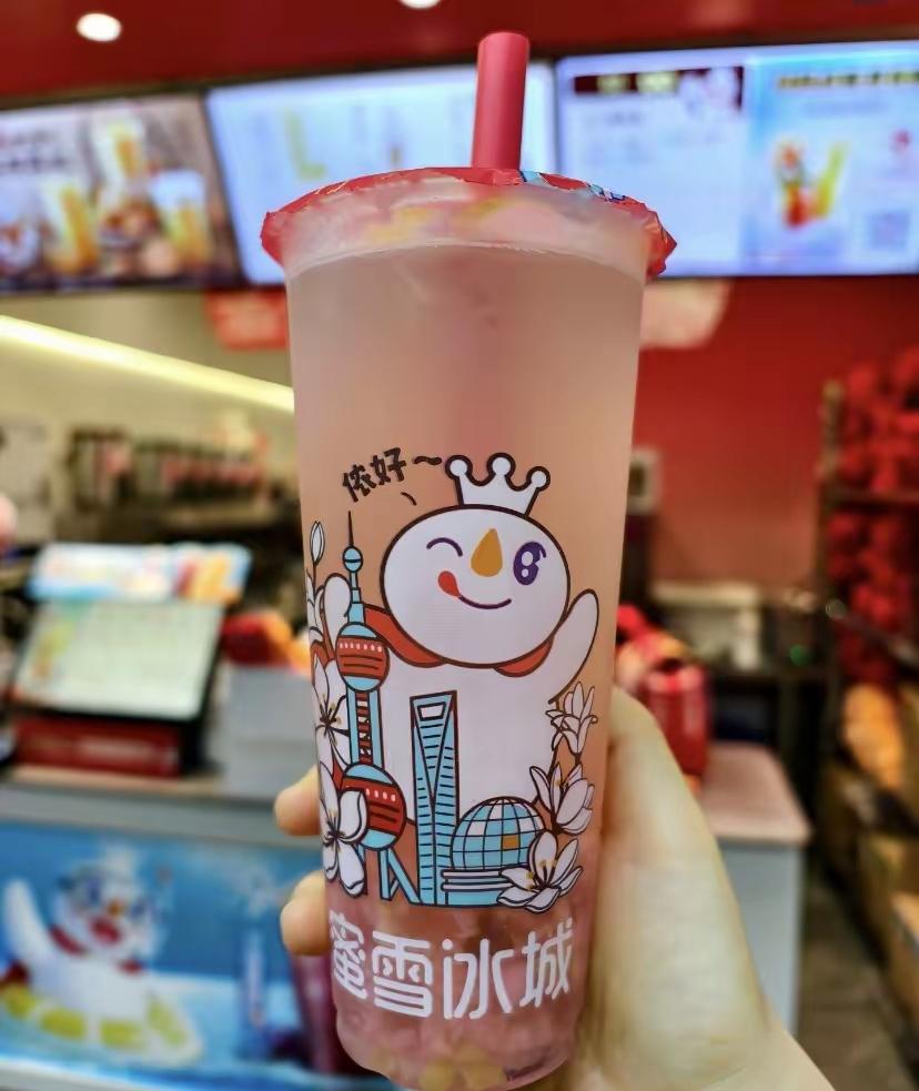 这蜜雪冰城，是真把"雪王"这人设立住了。

卖2块钱的柠檬水、4块钱的冰鲜柠檬茶