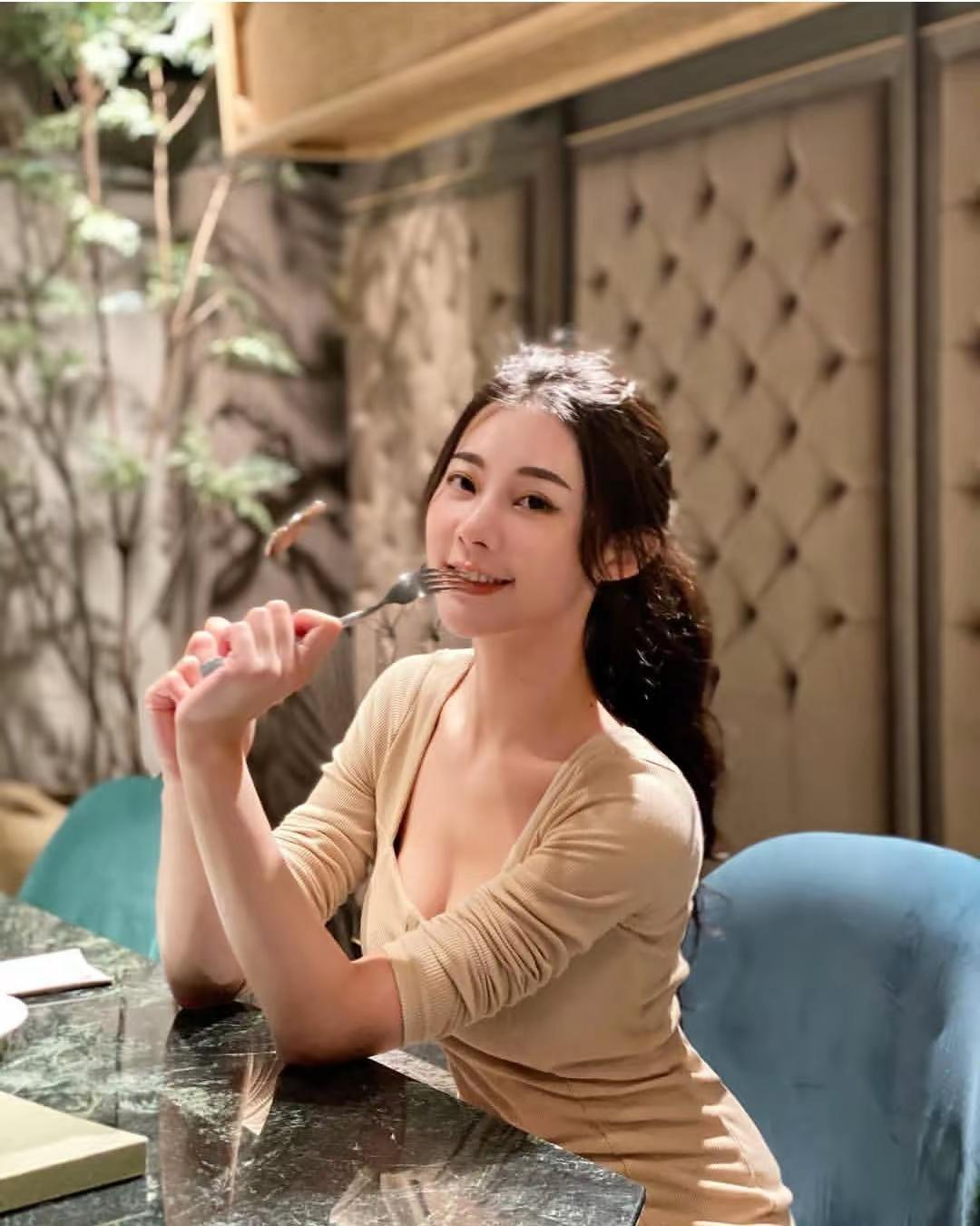 好饿呀！室内温柔ootd 优雅餐厅穿搭 高知温柔风 温柔辣妹
