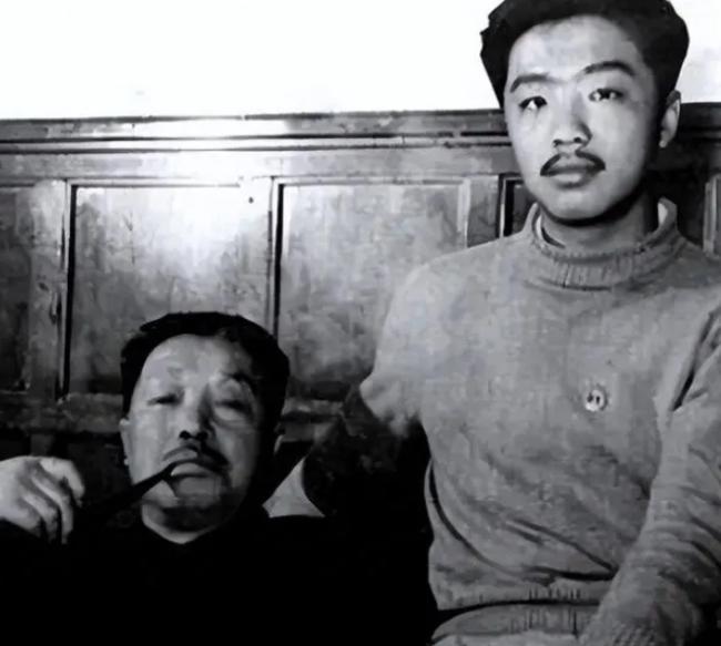 2001年，贺龙元帅之子贺鹏飞，突发心脏病猝然离世。葬礼上，85岁的母亲薛明，盯