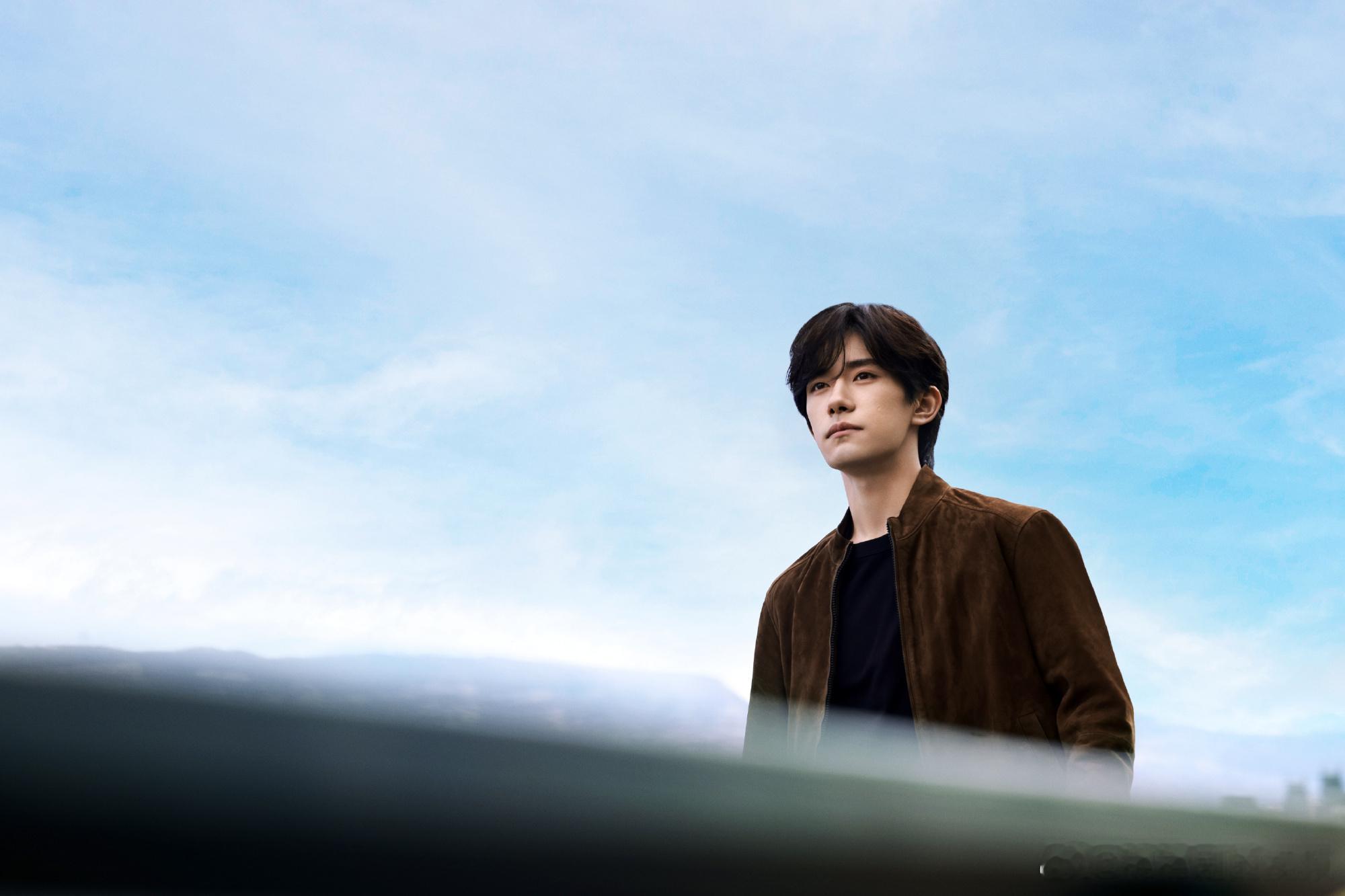 #娱乐[超话]##易烊千玺听海#易烊千玺听海花絮，太迷人了，这也太酷了#易烊千玺