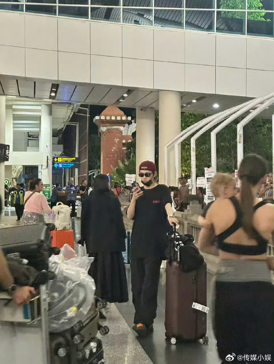 彭楚粤、郭子凡、焉栩嘉都已经出发去参加赵磊婚礼了，俺们X玖少年团不会在婚礼上合体