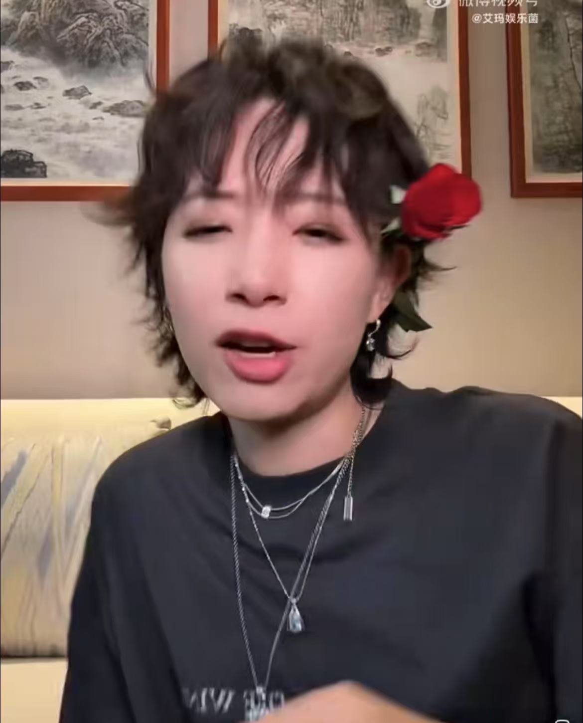 李斯丹妮也玩上了疯癫唱腔 没想到李斯丹妮唱隐时这么放得开，疯癫唱腔里全是松弛感，