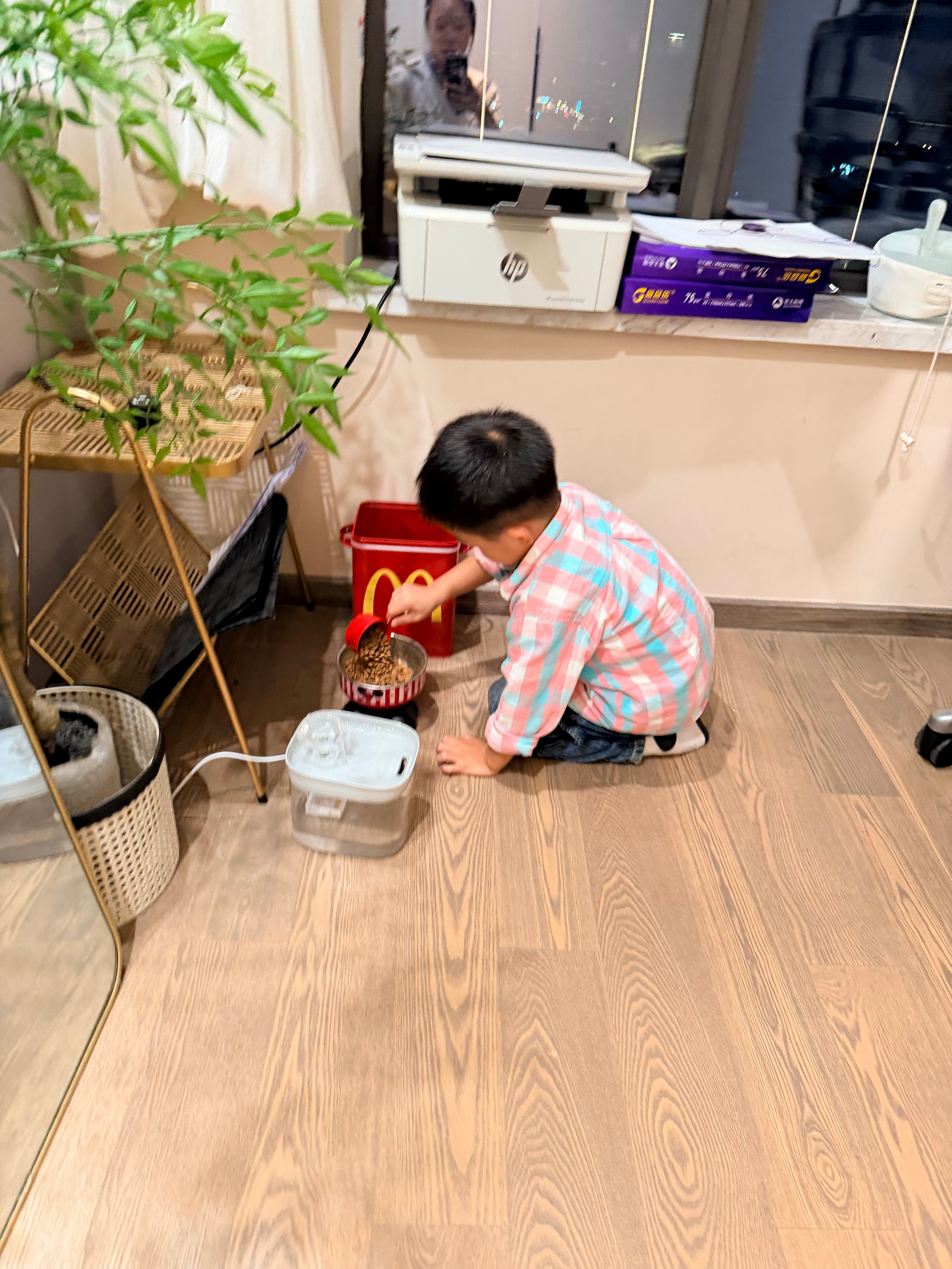 兜崽让我和婆婆陪他搭磁力片。我没啥想象力，也不想玩儿，搭得很敷衍。婆婆呢，还算耐