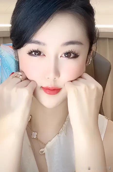 女人的幸福
不是你吃的好
穿的好住的好
就叫做幸福
而是拥有一个爱自己懂自己的人