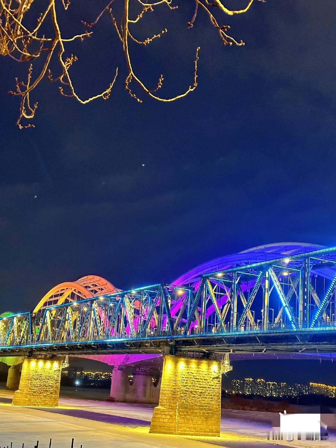 亲爱的朋友们，早上好呀！今天咱们来聊聊亚冬会。这不仅是一场冰雪盛会，更是运动员们