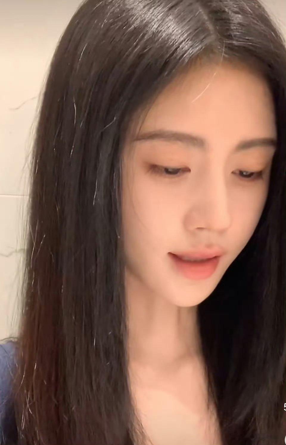 这是鞠婧祎准备的伪素颜 