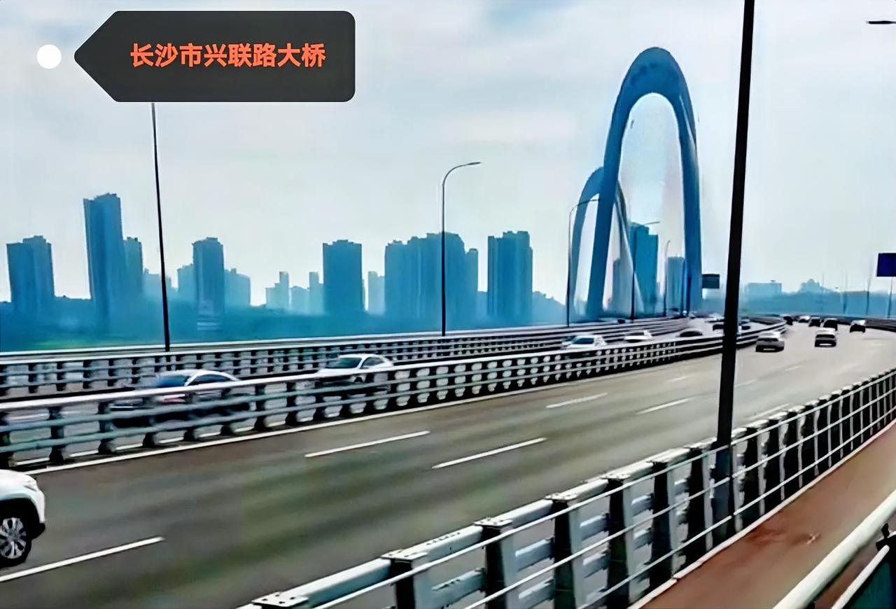 长沙兴联路大桥，从近处看还确实挺大气的！车流虽然不大，但总感觉这桥的气质还是超棒