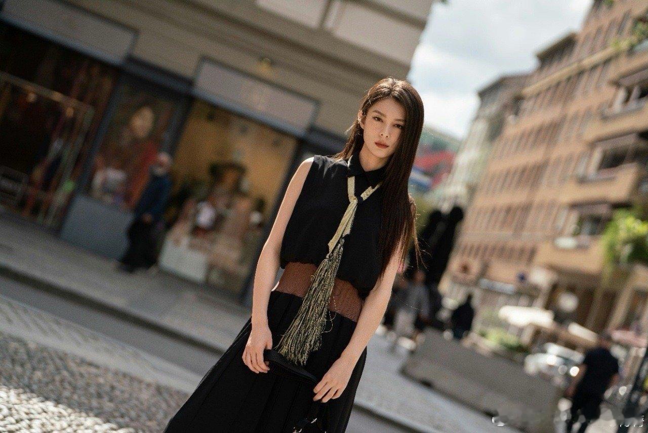 被傅菁老公姐的气质going到了 傅菁用实力证明：真正的老公姐不需要刻意硬朗。一