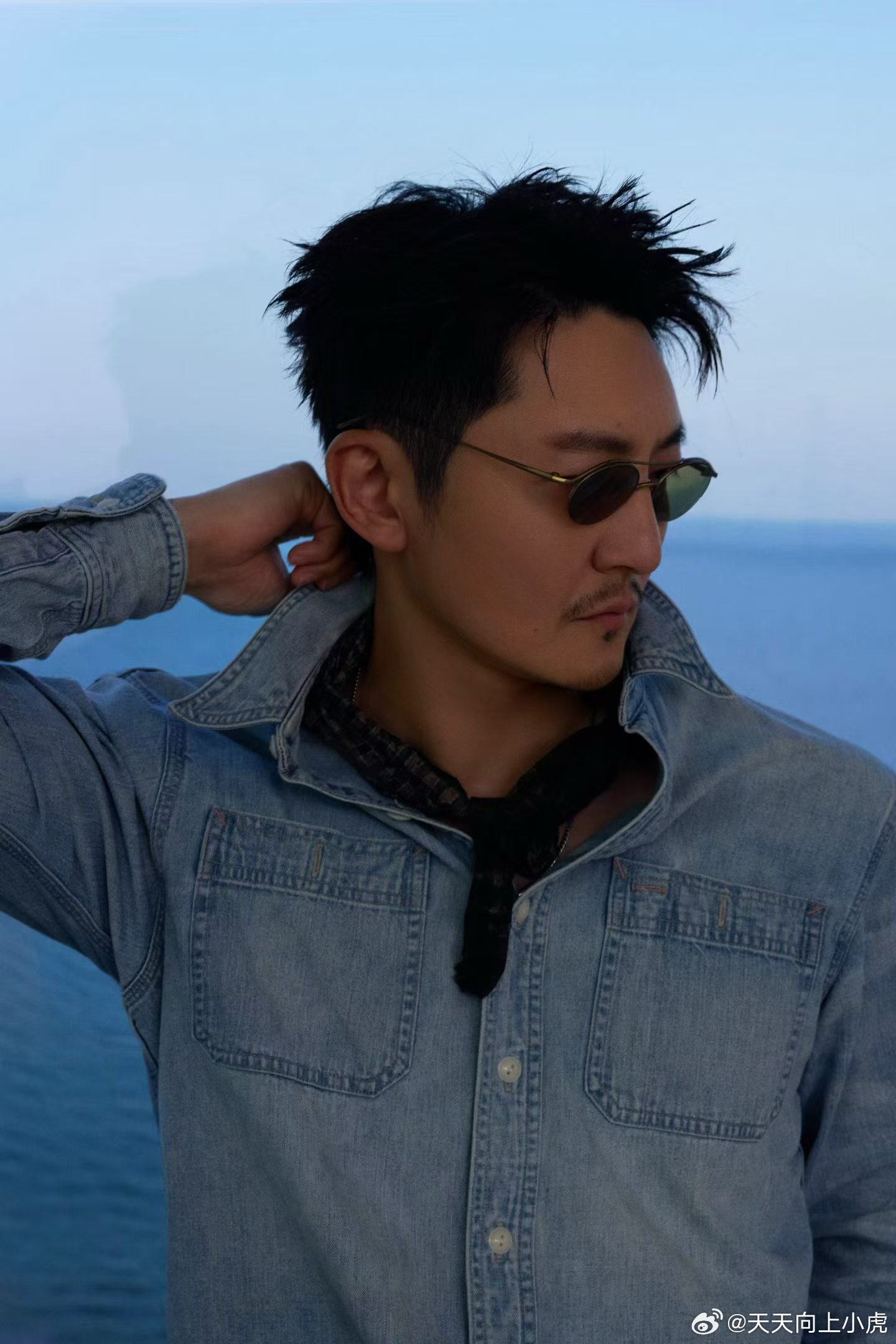 瘦成闪电了！参加飞天奖的宣传照简直变成另外一个人。即将要接爱奇艺的犯罪题材剧集《