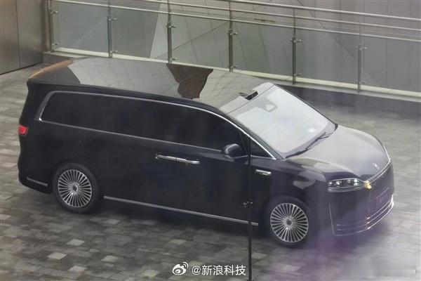 鸿蒙智行首款MPV智界V9实车曝光