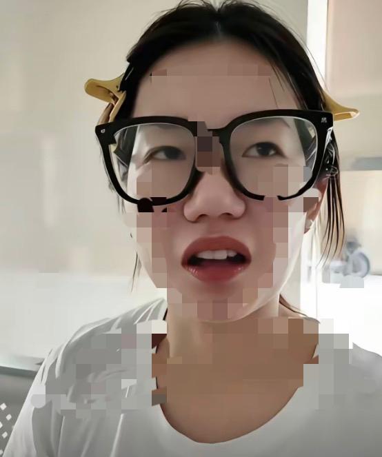 虽然这姑娘天然生了个香肠嘴，此非罪过。偏偏行止荒唐，彰显放大了人们的不适感。
