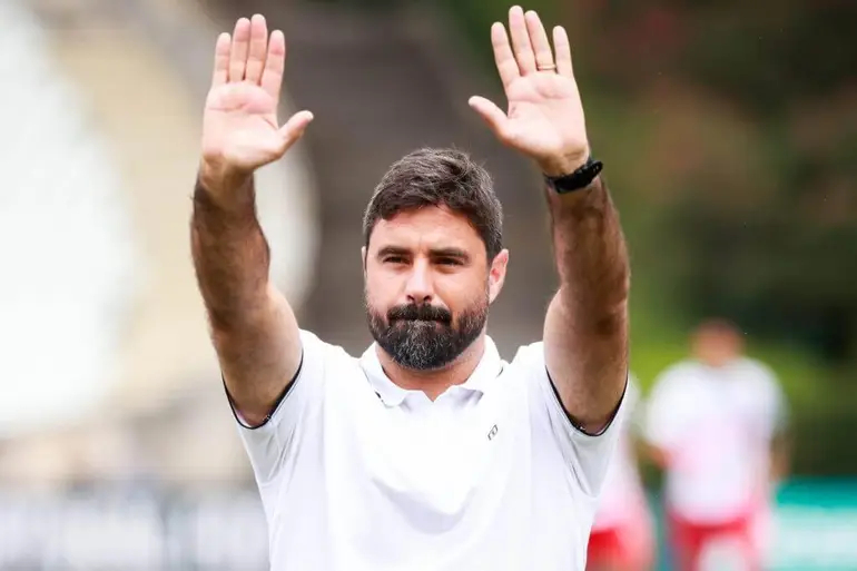 TA采访：维托尔·马托斯即将以主教练身份带队完成首堂训练课，却在此时收到了一则消