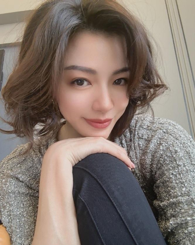 魏嘉虽然不是很出名女演员，但也是一位大美女，她比高亚麟小20岁，就是想不通为什么