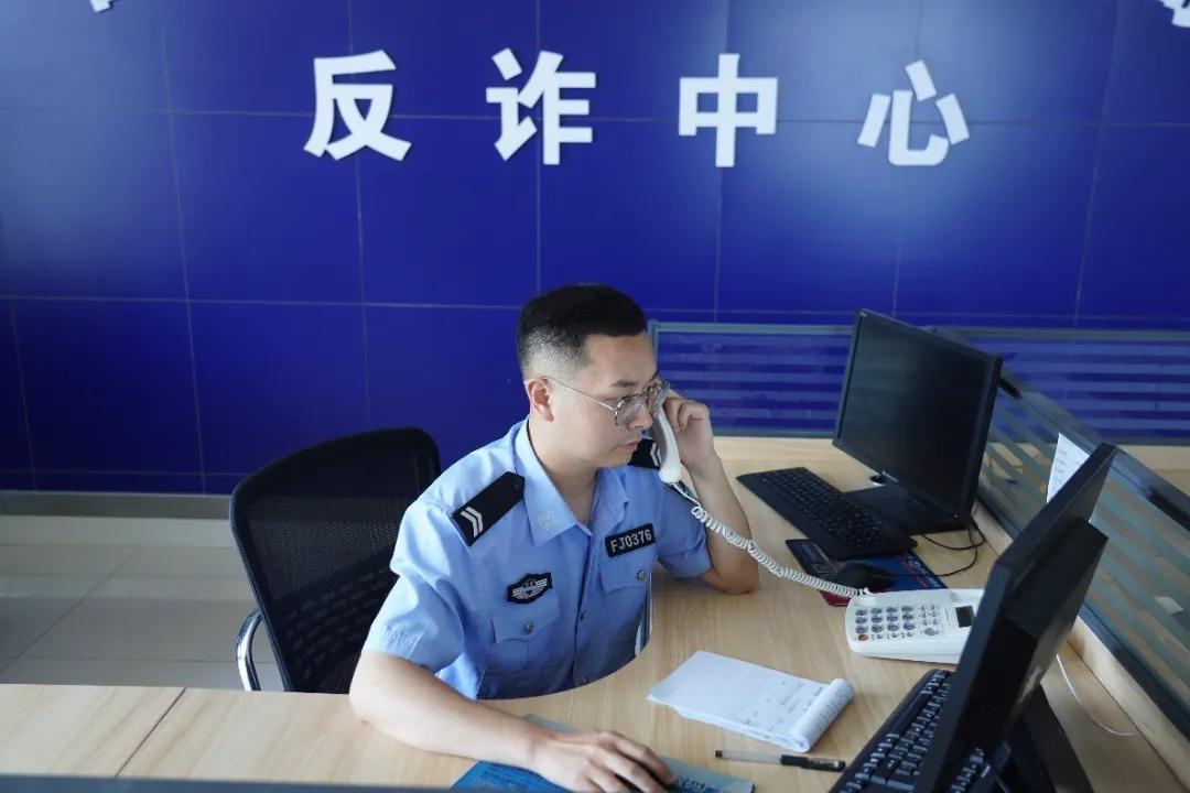 接到陌生电话，先别说话，沉默三秒！这三秒，可能帮你保住一辈子的积蓄。
 
这不是