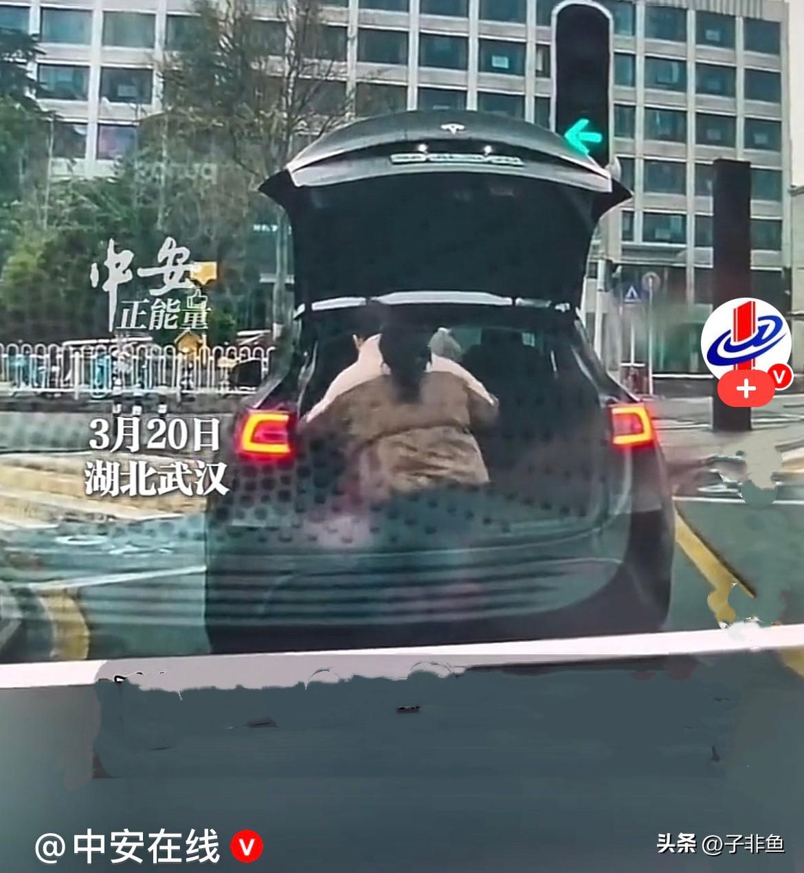 近日，湖北武汉的街头，繁华的街道车来车往，来往车辆都有序的按交通信号通行着，可在