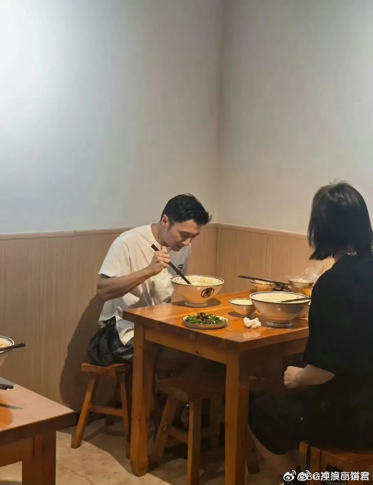 谢霆锋拿个肉夹馍在街头边走边吃 谢霆锋又去探店了？这哥怎么连吃个肉夹馍都这么帅。