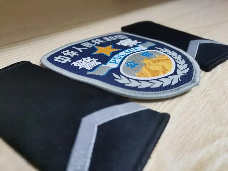 原来真有这样的规定。昨天跟一位警察朋友聊天，我随口提到平时很少见民警下班穿警服。