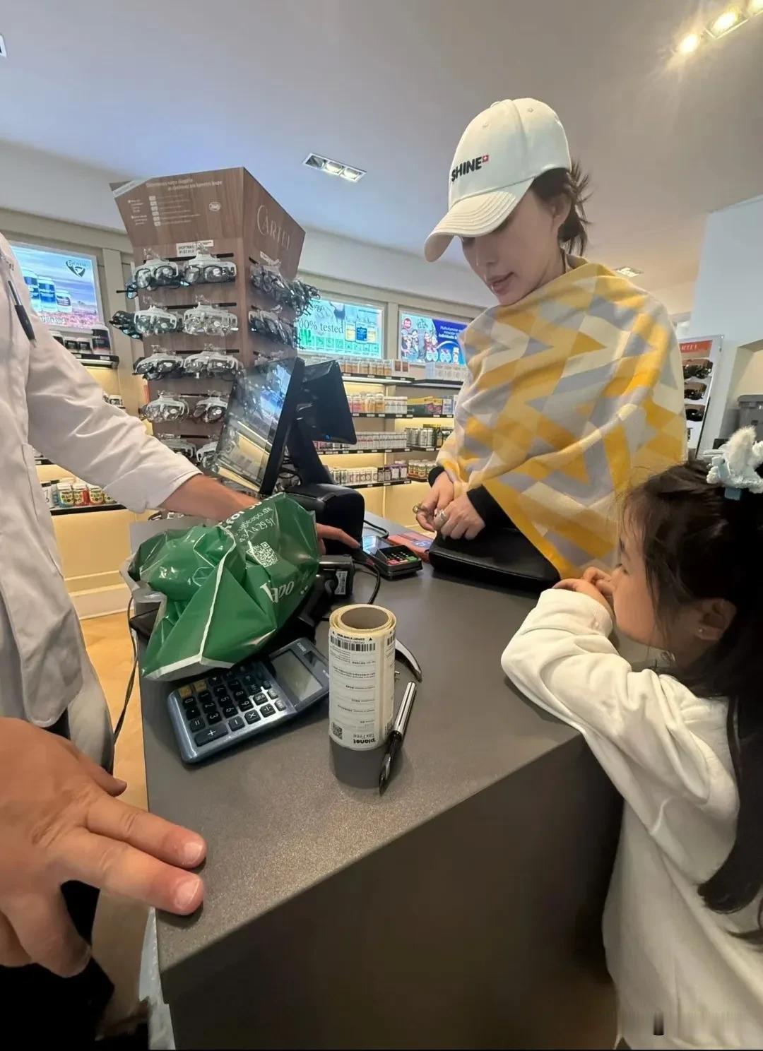 田朴珺现身欧洲一间药店买东西，她和王石的女儿，原来这么大了！
戴着棒球帽的她，穿