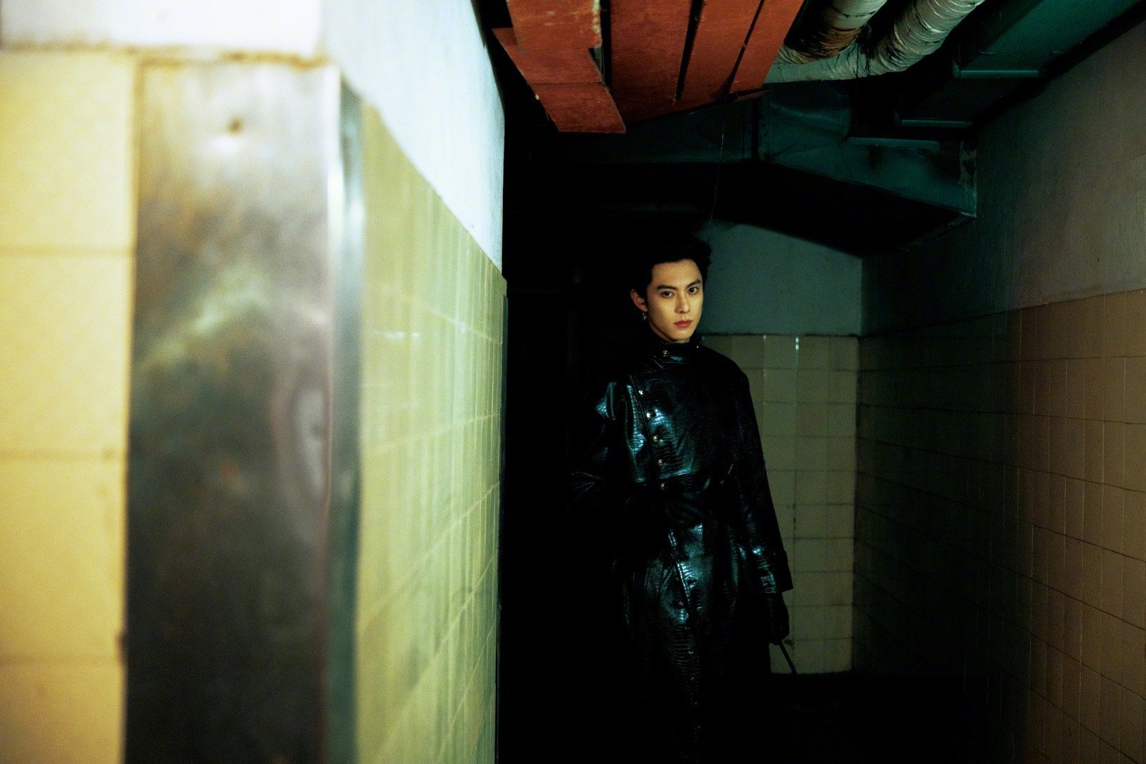 王鹤棣参加两个跨年晚会今年跨年粉丝集体过年！承包央视和湖南台两个舞台，生图状态超